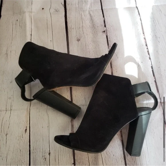 VINCE Addison Black Suede Peep Toe High Heel
Booties Block Heel T-Strap Back Sz8 - Picture 5 of 9